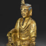 A GILT-BRONZE SEATED FIGURE OF GUANYIN - photo 4