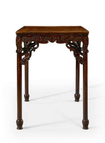 AN EXTREMELY RARE HUANGHUALI WAISTLESS RECTANGULAR TABLE - photo 4