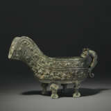 A RARE BRONZE RITUAL POURING VESSEL, YI - фото 1