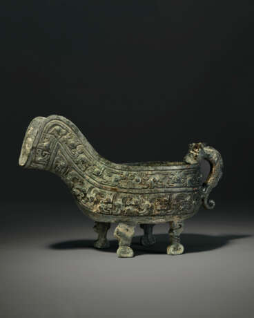 A RARE BRONZE RITUAL POURING VESSEL, YI - фото 1