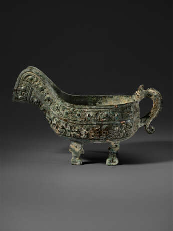 A RARE BRONZE RITUAL POURING VESSEL, YI - фото 2