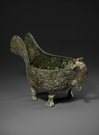 A RARE BRONZE RITUAL POURING VESSEL, YI - фото 3