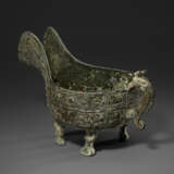 A RARE BRONZE RITUAL POURING VESSEL, YI - фото 3