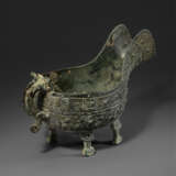 A RARE BRONZE RITUAL POURING VESSEL, YI - фото 4