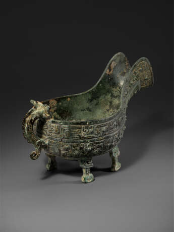 A RARE BRONZE RITUAL POURING VESSEL, YI - фото 4