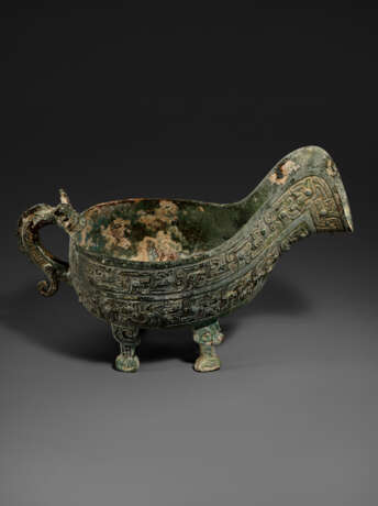 A RARE BRONZE RITUAL POURING VESSEL, YI - фото 5