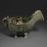 A RARE BRONZE RITUAL POURING VESSEL, YI - фото 5