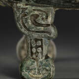 A RARE BRONZE RITUAL POURING VESSEL, YI - фото 6