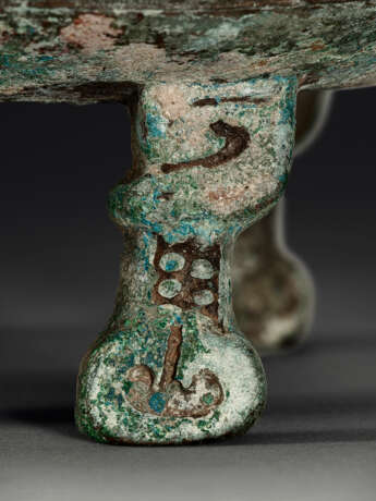 A RARE BRONZE RITUAL POURING VESSEL, YI - фото 7