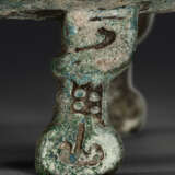 A RARE BRONZE RITUAL POURING VESSEL, YI - фото 7