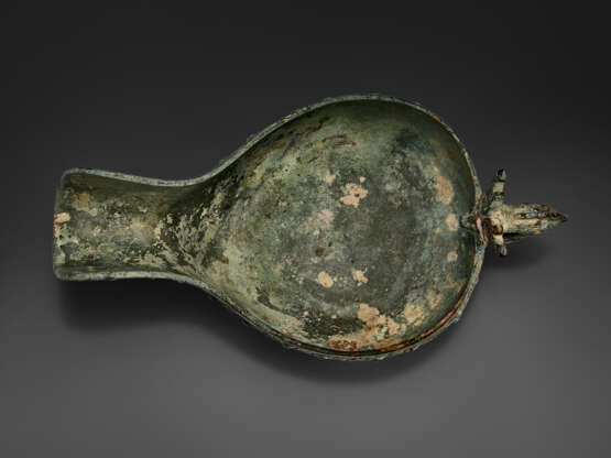 A RARE BRONZE RITUAL POURING VESSEL, YI - фото 8