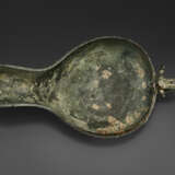A RARE BRONZE RITUAL POURING VESSEL, YI - фото 8
