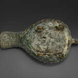 A RARE BRONZE RITUAL POURING VESSEL, YI - фото 9