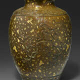 A GOLD-SPLASHED BRONZE `THREE ABUNDANCES` OVOID JAR - Foto 2