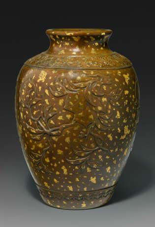 A GOLD-SPLASHED BRONZE `THREE ABUNDANCES` OVOID JAR - Foto 3