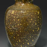 A GOLD-SPLASHED BRONZE `THREE ABUNDANCES` OVOID JAR - Foto 3
