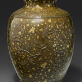 A GOLD-SPLASHED BRONZE `THREE ABUNDANCES` OVOID JAR - Foto 4