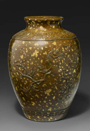 A GOLD-SPLASHED BRONZE `THREE ABUNDANCES` OVOID JAR - Foto 4