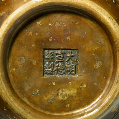 A GOLD-SPLASHED BRONZE `THREE ABUNDANCES` OVOID JAR - Foto 5