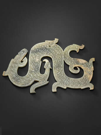A GREYISH-GREEN JADE DRAGON PENDANT - фото 1