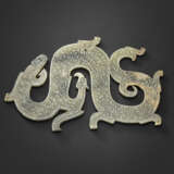 A GREYISH-GREEN JADE DRAGON PENDANT - фото 1