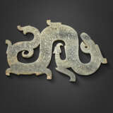 A GREYISH-GREEN JADE DRAGON PENDANT - фото 2