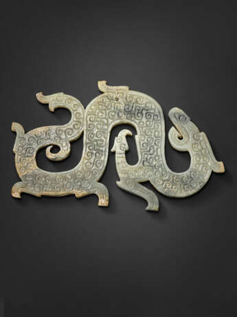 A GREYISH-GREEN JADE DRAGON PENDANT - фото 2