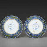 A PAIR OF YELLOW-ENAMELED BLUE-GROUND `DRAGON` DISHES - Foto 2