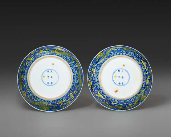 A PAIR OF YELLOW-ENAMELED BLUE-GROUND `DRAGON` DISHES - Foto 2