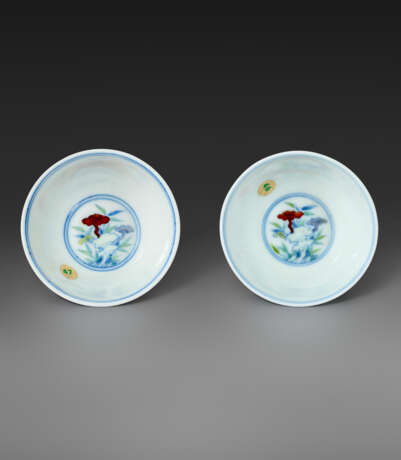 A RARE PAIR OF FINELY DECORATED DOUCAI `CHICKEN` CUPS - photo 4