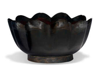 A BLACK LACQUER PETAL-LOBED DEEP BOWL