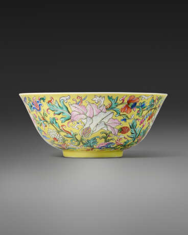 A FAMILLE ROSE YELLOW-GROUND BOWL - photo 1
