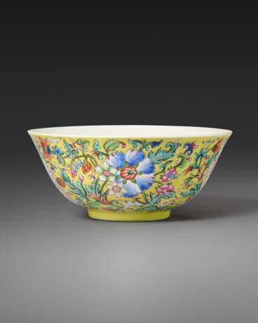 A FAMILLE ROSE YELLOW-GROUND BOWL - photo 2