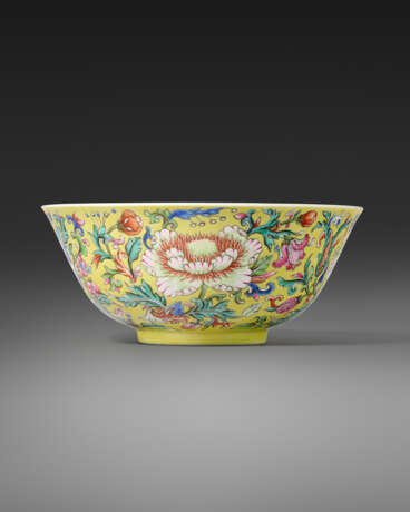 A FAMILLE ROSE YELLOW-GROUND BOWL - photo 3