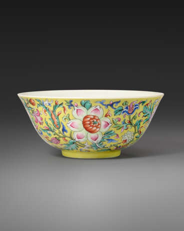 A FAMILLE ROSE YELLOW-GROUND BOWL - photo 4