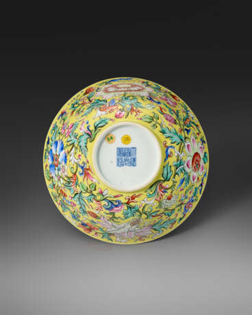 A FAMILLE ROSE YELLOW-GROUND BOWL - photo 6