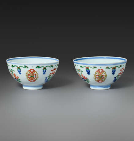 A RARE PAIR OF DOUCAI `HONEYSUCKLE` BOWLS - Foto 1
