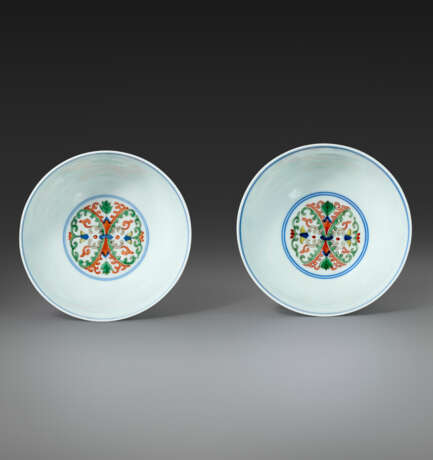 A RARE PAIR OF DOUCAI `HONEYSUCKLE` BOWLS - Foto 4