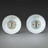 A RARE PAIR OF DOUCAI `HONEYSUCKLE` BOWLS - Foto 4
