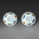 A RARE PAIR OF DOUCAI `HONEYSUCKLE` BOWLS - Foto 5