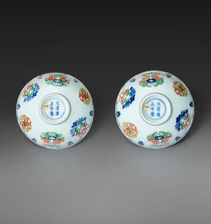 A RARE PAIR OF DOUCAI `HONEYSUCKLE` BOWLS - Foto 5