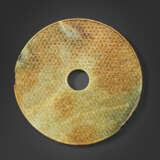 A VERY RARE AND SUPERBLY CARVED PALE YELLOW AND RUSSET JADE `GRAIN-PATTERN` DISC, BI - фото 2