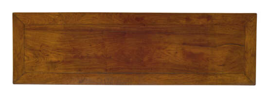 A HUANGHUALI CORNER-LEG TABLE - Foto 4