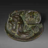 A SILVER-INLAID BRONZE TIGER-FORM WEIGHT - Foto 1