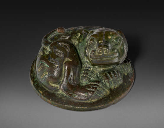 A SILVER-INLAID BRONZE TIGER-FORM WEIGHT - Foto 1