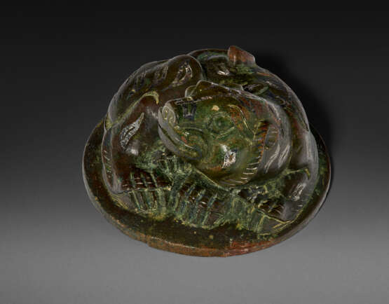 A SILVER-INLAID BRONZE TIGER-FORM WEIGHT - Foto 2