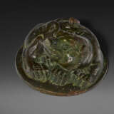 A SILVER-INLAID BRONZE TIGER-FORM WEIGHT - Foto 2