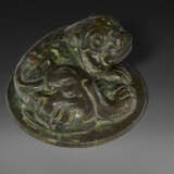 A SILVER-INLAID BRONZE TIGER-FORM WEIGHT - Foto 3