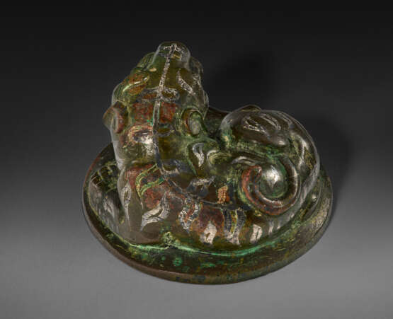 A SILVER-INLAID BRONZE TIGER-FORM WEIGHT - Foto 4