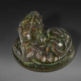 A SILVER-INLAID BRONZE TIGER-FORM WEIGHT - Foto 4